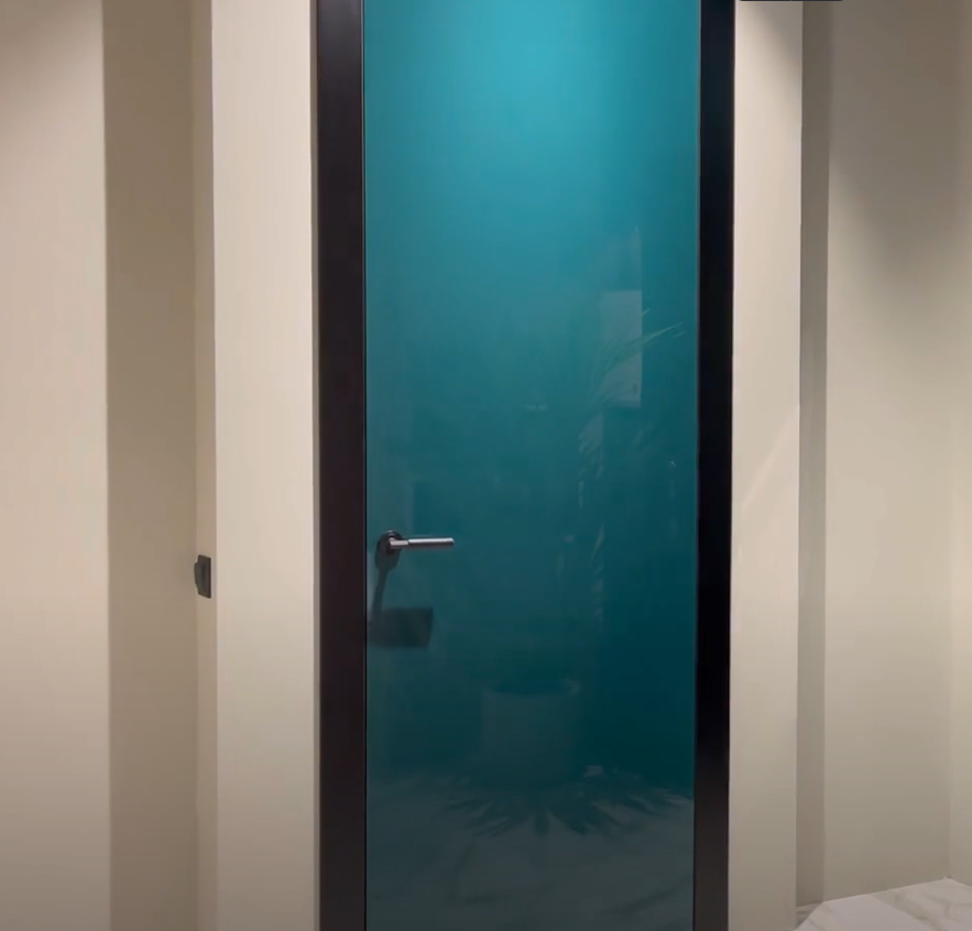 Установка алюминиевой межкомнатой двери